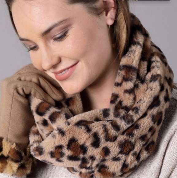 New! Plush Cheetah Print Fuzzy Leopard Infinity Scarf - Picture 1 of 4